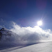 Restfeuchtigkeit und Wind am Silvrettapass - ein einsamer Mensch steigt in die Nebelbank