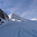 Flach (und kalt) geht es im Schatten entlang des Schöllihorns über den Gletscher