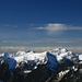 Blick über die verschneiten Ammergauer zu den Allgäuer Bergen (links erkennt man die Köllenspitze)