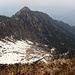 A picco sopra l'Alpe di Cadin.
Il sentiero che si vede a destra, porta all'Alpe di Cadinello, dopo la galleria dei Monti di Laura