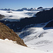 Vernagl Eisbruch unten - über der Gletscherebene des Gepatschferners tauchen die ersten Gipfel des Kaunergrates auf.