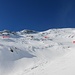 Vom Guggitaler Schnee holen wir nach Südwesten (rechts) aus, um dann nach Osten (links) zu queren. Die offizielle Route verläuft direkter (beim Schneerutsch).