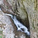 Der Schindlerenbach schlängelt sich durch die Felsen.