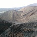 Blick vom Kraterrand des Monte Nero nach Norden. Rechts oben die Gipfelregion des Ätnas