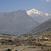 Ngawal (3650m), au fond le massif des Chulus