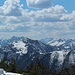 Blick von der Östlichen Karwendelspitze bis zur Zugspitze. In der Mitte der Schafreuter.