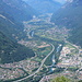 der Ticino schlängelt sich durch das Tal