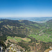 Panorama von unserem Pausenplätzli. Ganz links das Gipfelkreuz, ganz rechts der Alpstein.