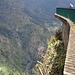 Blick von der Aussichtsterrasse oberhalb Eira do Serrado ins Nonnental. Im Hintergrund wären bei weniger Wolken die höchsten Berge Madeiras sichtbar.