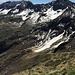 Ai piedi della lingua di neve, i ruderi dell'Alpe Vingiolo