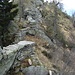 am Zwischengipfel wird es etwas unübersichtlich, weil hier manchmal Felsen im Weg sind - wir wichen aus, rechts unten und in der Mitte wurden Balken und Hühnerleitern als Hilfe erstellt, wobei ich mir denke, dass es über die Mauer selbst witziger gewesen wäre
