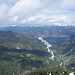 Blick nach Norden ins Rißtal, im Hintergrund links Kesselberg, rechts Benediktenwand. 