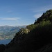 mentre salgo al monte S. Defendente si vede Menaggio - la Grona - dietro il monte Garzirola e a destra in primo piano la croce di vetta di S. Defendente