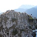 Ettaler Weibl heisst der etwas niedrigere Nebenfels des Doppelgipfels - hier kommen unsere Kletterer (rechts) gerade hinauf