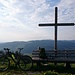 Kreuz beim Bildsteinkopf, im Hintergrund der Hoher Hirschberg