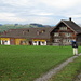Meine Begleitung vor einem schönen Appenzellerhaus