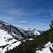 Blick auf die nordseitige Querung des Bischofs, im Hintergrund grüßt Deutschlands höchster Berg