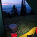 Ein kalter Morgen, Frühstück im Schlafsack, mit Blick über die Lichter des Mittellandes
