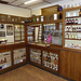 Swakopmund Museum: Ehemalige Originaleinrichtung der Adler-Apotheke mit Apothekerin