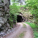 ein erster Tunnel. Durchgang auf eigene Gefahr wegen Steinschlag. Nur, der Steinschlag war erst hinter dem Tunnel.