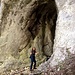 Einstieg zur Höhle die zur "Holi Flue" Führt. "So schmal ist das hier! Da gibt es kein Durchkommen ".... 