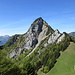 unten die Alpe Egg und von dort weitgehend entlang des Grats auf diese attraktive Spitze