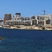 Blick von Valletta über die Bucht „Marsamxett Harbour“ auf die Siedlung Sliema das einer Baustelle gleicht. In Sliema befinden sich zahlreiche Hotels.