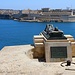 Valletta: Aussicht beim Siege-Bell-War-Memorial über den Port il-Kbir zum Forti Sant'Anġlu und den Vorort Vittoriosa.