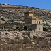 Ein burgähnliches Häuschen steht am Hang bei Għar Lapsi.