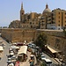 Valletta: Blick hinunter auf das Ufer nordöstlich der Stadtmauer wo regelmässig Fährschiffe Sliema mit Valletta verbinden.