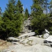 steiler treppenartiger Weg mit teils hohen Stufen zum Gipfel