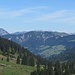 Rückblick durch die grüne Wildschönau in die bayerischen Voralpen