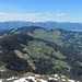 Über den Roßkopf schaut man in die Brandenberger Alpen und die bayerischen Voralpen