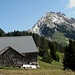 Hütte ohne Namen, danach kommt das Hinderhorn. Rechts hinter den Tannen die Alp Hag mit rotem Dach