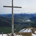 schlicht und in gebührendem Abstand zum beinahe 100 Meter hohen Sendemast auf Rigi Kulm: das Gipfelkreuz, mit Blick gegen Goldau und Lauerzersee