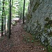 Der Weg zur Erfrischung im Bergrestaurant Hinter Brandberg führt teilweise dem Fels entlang