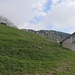 Bei der Alp Petit Jable (1784m) erkannte ich erstmals seit dem Start die Gummfluh (2458,0m). Der Gipfel selbst ist leider noch in den Wolken versteckt.