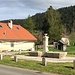 typischer Dorfbrunnen in Les Verrières