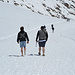 Touristen sind auch in kurzen Hosen und Stoffschuhen auf dem Jungfraufirn