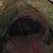 Die rechte, grosse ist etwa 2 x 2 x 3 Meter, hinten links könnte sie mit der kleineren Höhle verbunden sein..