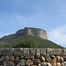 der benachbarte Tafelberg - hinter einer der unzähligen, kunstvollen, Trockenmauern auf Mallorca