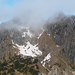 Auch wenn die Klammspitze versucht sich hinter den Wolken zu verstecken, so erkennt man doch, dass der Aufstieg nicht ohne Querung von Schneefeldern möglich ist