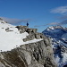 Jonas beim Steinmann mit Gipfelbuch. Die östliche Abseilpiste startet gleich etwas unterhalb, der oberste Stand war jedoch zugeschneit. Statt zu buddeln, seilten wir direkt über die zentrale Südwand ab.