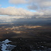Im Aufstieg zum Hvannadalshnúkur - Ausblick in 700 m Höhe. Durch Wolkenlücken dringen nun erste Sonnenstrahlen bis auf die Schwemmlandebene Skeiðarársandur.