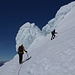 Im Aufstieg zum Hvannadalshnúkur - Eine Kehre im Schlussaufstieg führt uns an schönen Eisformationen vorbei. Die meisten Wolken liegen derweil weit unter uns.