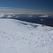 Hvannadalshnúkur - Ausblick am Gipfel in etwa südliche Richtung. Über die große Spaltezone geht der Blick hinunter zum Skeiðarársandur und zum Meer. Links ist unsere Spur über das Eisplateau zu sehen.