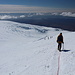 Im Abstieg vom Hvannadalshnúkur - Hier noch in unmittelbarer Nähe des Gipfels. Über die großen Spalten an den westseitigen Abbrüchen des Eis-Plateaus reicht der Blick über etwa 2.100 m hinunter bis zum Meer.