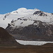 Bei Skaftafell - Ausblick über den Svínafellsjökull (unten) zum Hvannadalshnúkur. Nach unserer Tour auf den höchsten Berg Islands möchten wir nun der Gletscherzunge an dessen "Fuß" nochmals einen kurzen Besuch abstatten.