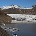 Am Svínafellsjökull - Blick auf die Gletscherzunge, die an einem kleinen See endet. Im Hintergrund ist auch der Hvannadalshnúkur zu sehen, von dem wir kurz zuvor zurückgekehrt sind.