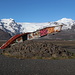 Bei Skaftafell - Ausblick zum Hvannadalshnúkur und zum Hrútsfjall-Massiv mit dem Hrútsfjallstindar. Dazwischen zieht die Gletscherzunge Svínafellsjökull talwärts. Im Vordergrund ist ein Teil der Ringstraßen-Brücke über die Skeiðará zu sehen. Die Brücke wurde 1996 bei einem - durch einen Vulkanausbruch ausgelösten - Gletscherlauf von Wassermassen und Eisblöcken erheblich beschädigt.